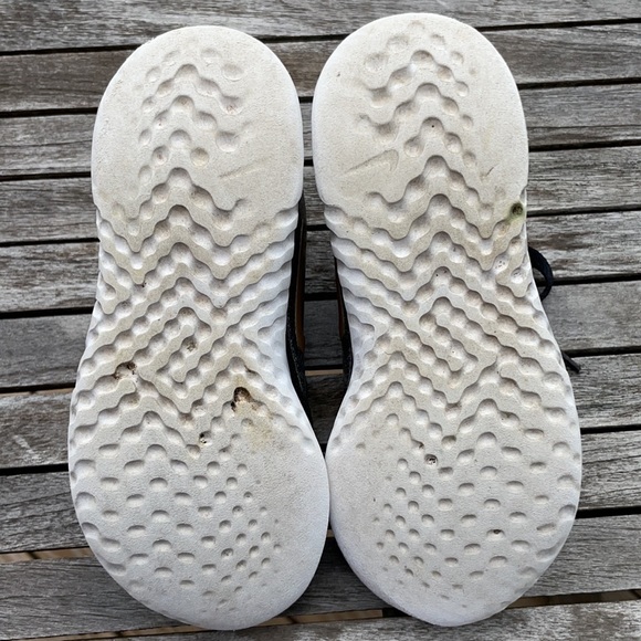 Nike Kids' Grade School Legend React Running Shoes GUC - Picture 6 of 6